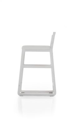 Midori Hocker in Weiß von Sancal, Seitenansicht. Moderner Hocker aus Holz, Sitz gepolstert.